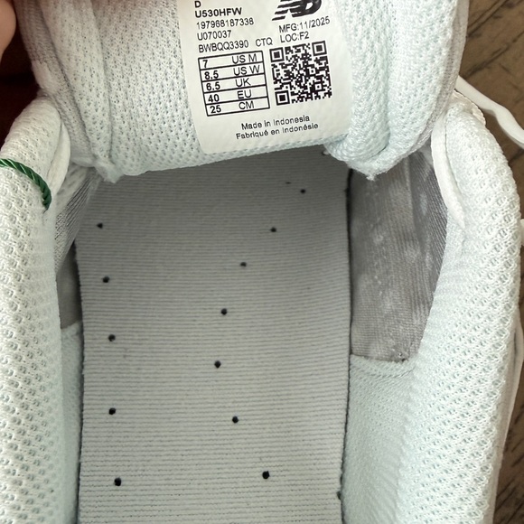 New Balance 530 Silver and White Sneakerstrending hard to find shoe! - Picture 5 of 5